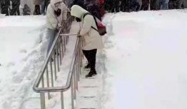 西安爆料大雪事件视频播放,视频播放引发热议